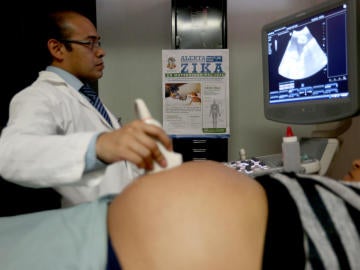 Una mujer embarazada durante una revisión de rutina.
