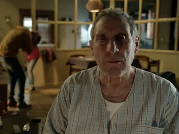 Un infernal zumbido hace caer al suelo a todos menos a Nacho, Ramón y María Un infernal zumbido hace caer al suelo a todos menos a Nacho, Ramón y María