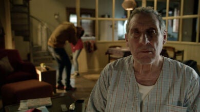 Un infernal zumbido hace caer al suelo a todos menos a Nacho, Ramón y María