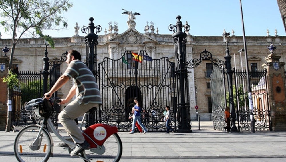 Bicicleta frente al Rectorado de la Universidad de Sevilla