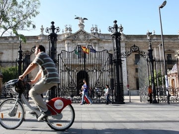 Bicicleta frente al Rectorado de la Universidad de Sevilla