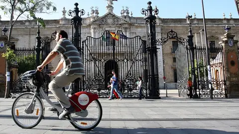 Bicicleta frente al Rectorado de la Universidad de Sevilla Bicicleta frente al Rectorado de la Universidad de Sevilla