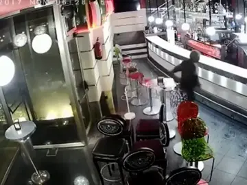 Roban una cervecería en un minuto y se llevan 1000 euros Roban una cervecería en un minuto y se llevan 1000 euros