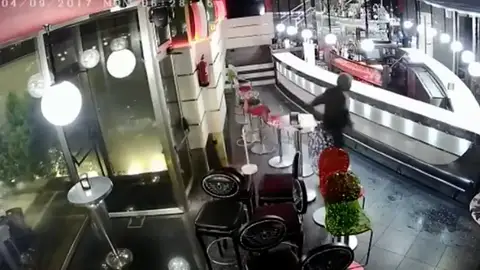 Roban una cervecería en un minuto y se llevan 1000 euros Roban una cervecería en un minuto y se llevan 1000 euros