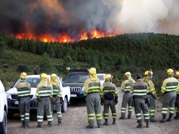 Un incendio originado en Portugal se acerca a la localidad de Latedo (Zamora)