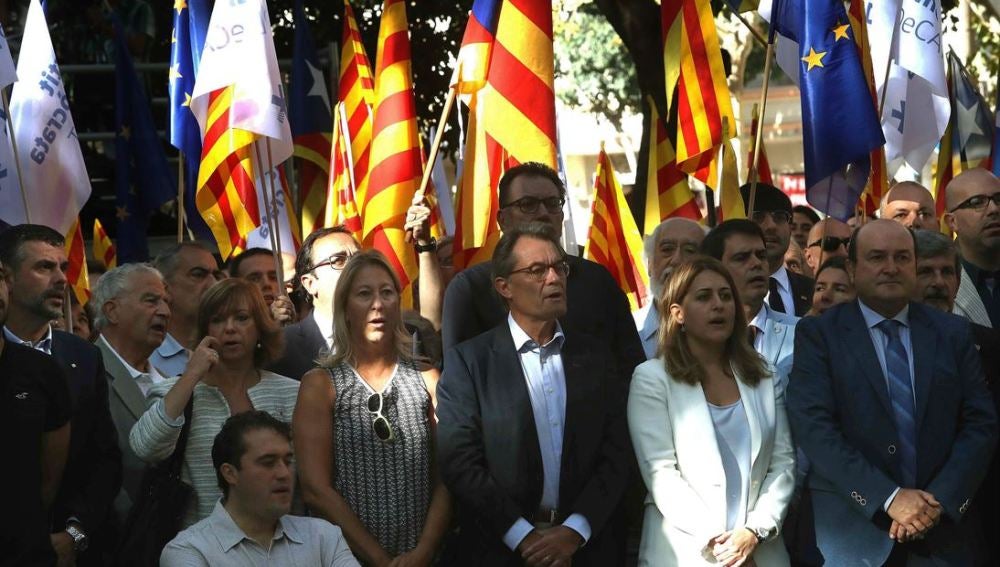 Artur Mas junto a los dirigentes del PDECAT, Marta Pascal y David Bonvehi