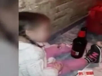 Obligaban a su hija a beber, fumar y tomar droga Obligaban a su hija a beber, fumar y tomar droga