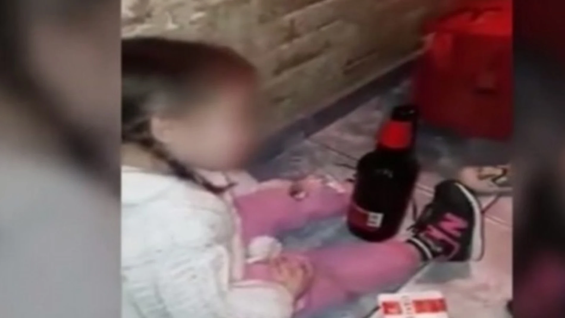 Obligaban a su hija a beber, fumar y tomar droga Obligaban a su hija a beber, fumar y tomar droga