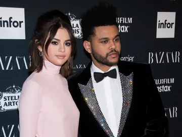 Selena Gomez y The Weeknd en la fiesta de Harper's Bazaar Selena Gomez y The Weeknd en la fiesta de Harper's Bazaar