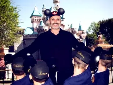 Miguel Bosé planta cara al chantaje y publica una foto de sus hijos en las redes sociales Miguel Bosé planta cara al chantaje y publica una foto de sus hijos en las redes sociales