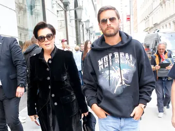 Scott Disick pasea junto a Kris Jenner Scott Disick pasea junto a Kris Jenner