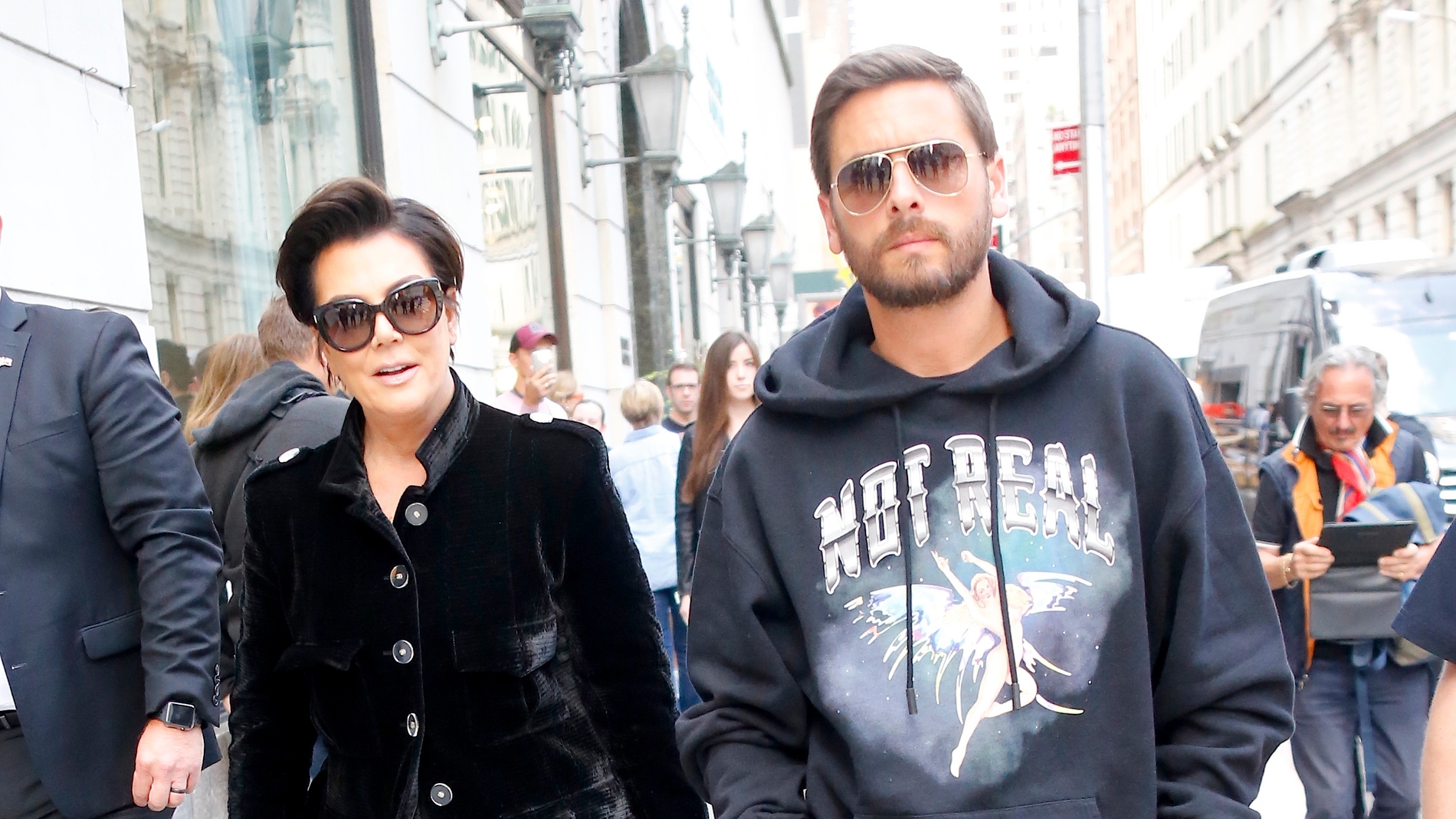 Scott Disick pasea junto a Kris Jenner