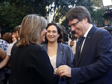 El presidente de la Generalitat, Carles Puigdemont, junto a la alcaldesa de Barcelona, Ada Colau, y la alcaldesa de L'Hospitalet de Llobregat, Núria Marín