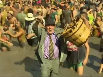 La "Fiesta del Charco" reúne a más de 10.000 personas en Gran Canaria La "Fiesta del Charco" reúne a más de 10.000 personas en Gran Canaria