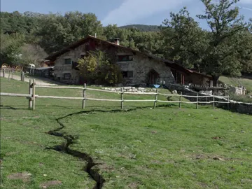 Una grieta enorme aparece en el suelo quemando todo lo que está cerca Una grieta enorme aparece en el suelo quemando todo lo que está cerca