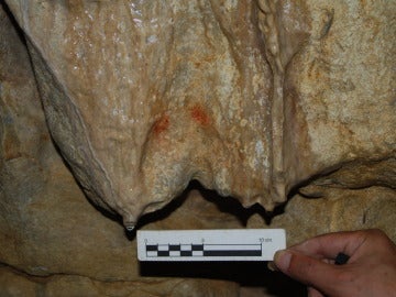 Pintura rupestre hallada en la cueva de Los Murciélagos