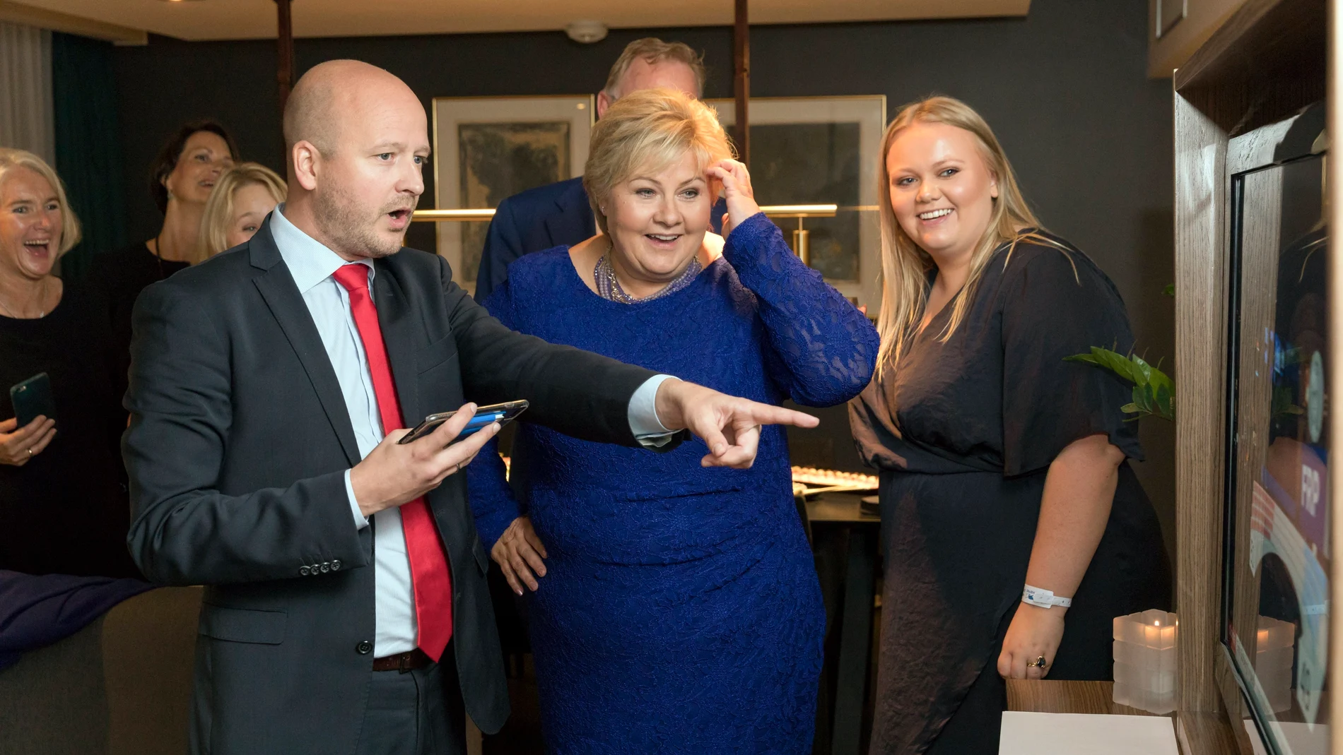 La primer ministra noruega Erna Solberg, acompañada de su hija Ingrid Solberg Finnes, y del consejero, Sgbjorn Aanes, después de ver los resultados del Partido Conservador en Oslo, Noruega La primer ministra noruega Erna Solberg, acompañada de su hija Ingrid Solberg Finnes, y del consejero, Sgbjorn Aanes, después de ver los resultados del Partido Conservador en Oslo, Noruega