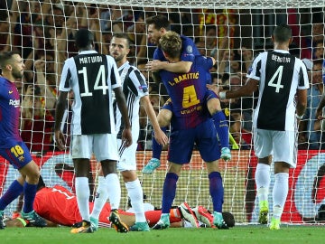 Messi celebra con Rakitic uno de sus goles contra la Juventus