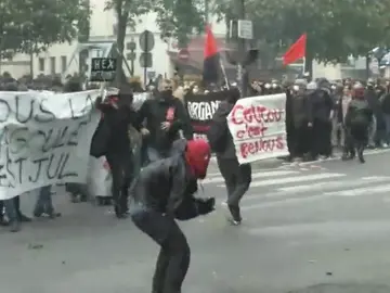 La huelga contra la reforma laboral propuesta por Macron se salda con disturbios entre manifestantes y policía en París La huelga contra la reforma laboral propuesta por Macron se salda con disturbios entre manifestantes y policía en París