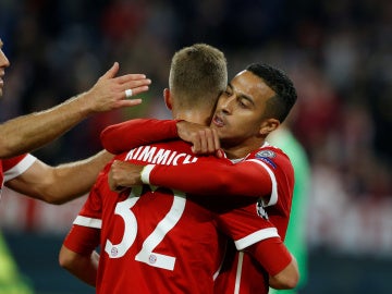 Thiago celebra su gol al Anderlecht con sus compañeros del Bayern