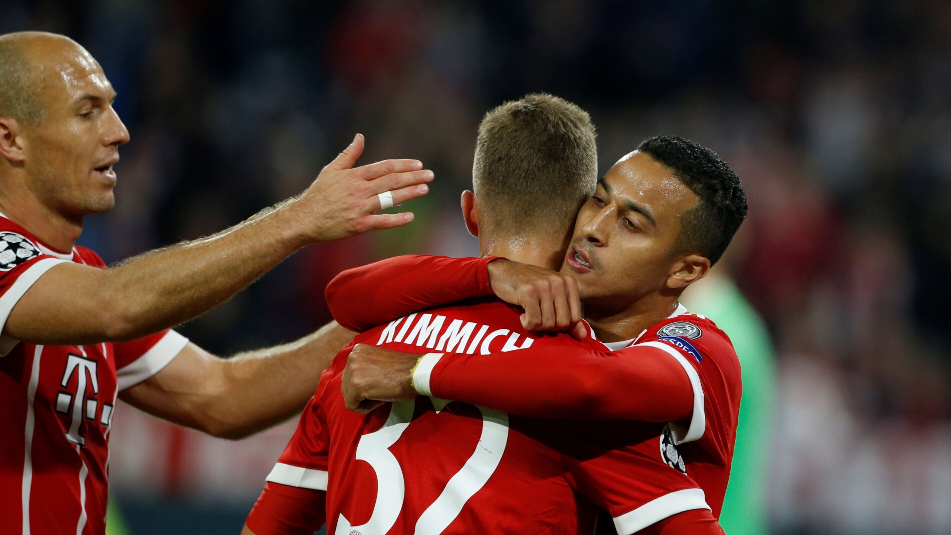 Thiago celebra su gol al Anderlecht con sus compa&ntilde;eros del Bayern