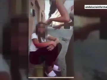 Agreden a una adolescente de 12 años en Tarifa y lo graban en vídeo Agreden a una adolescente de 12 años en Tarifa y lo graban en vídeo