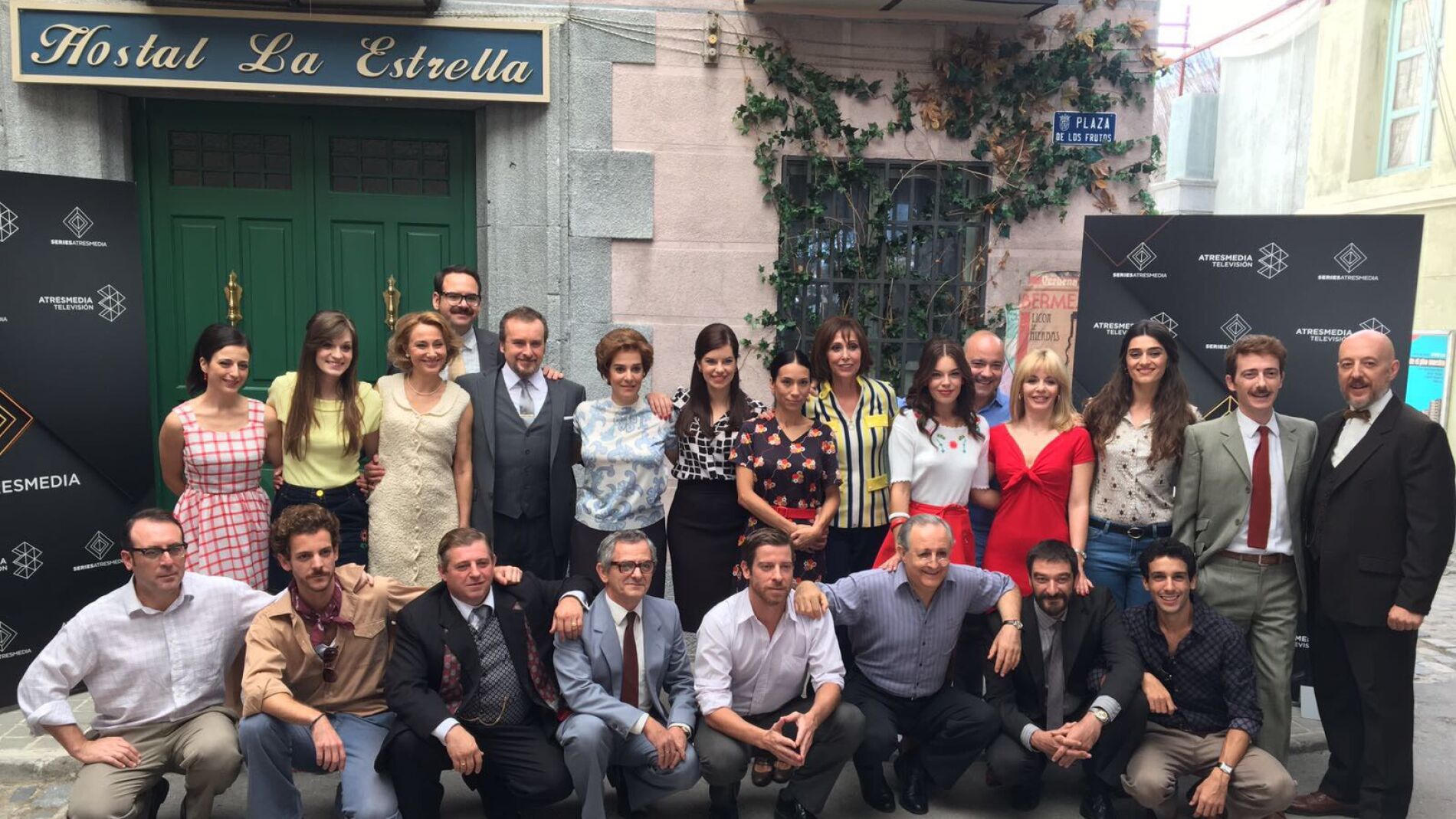 Los guionistas de 'Amar': "Construimos personajes femeninos que se resignan a quedarse en casa"