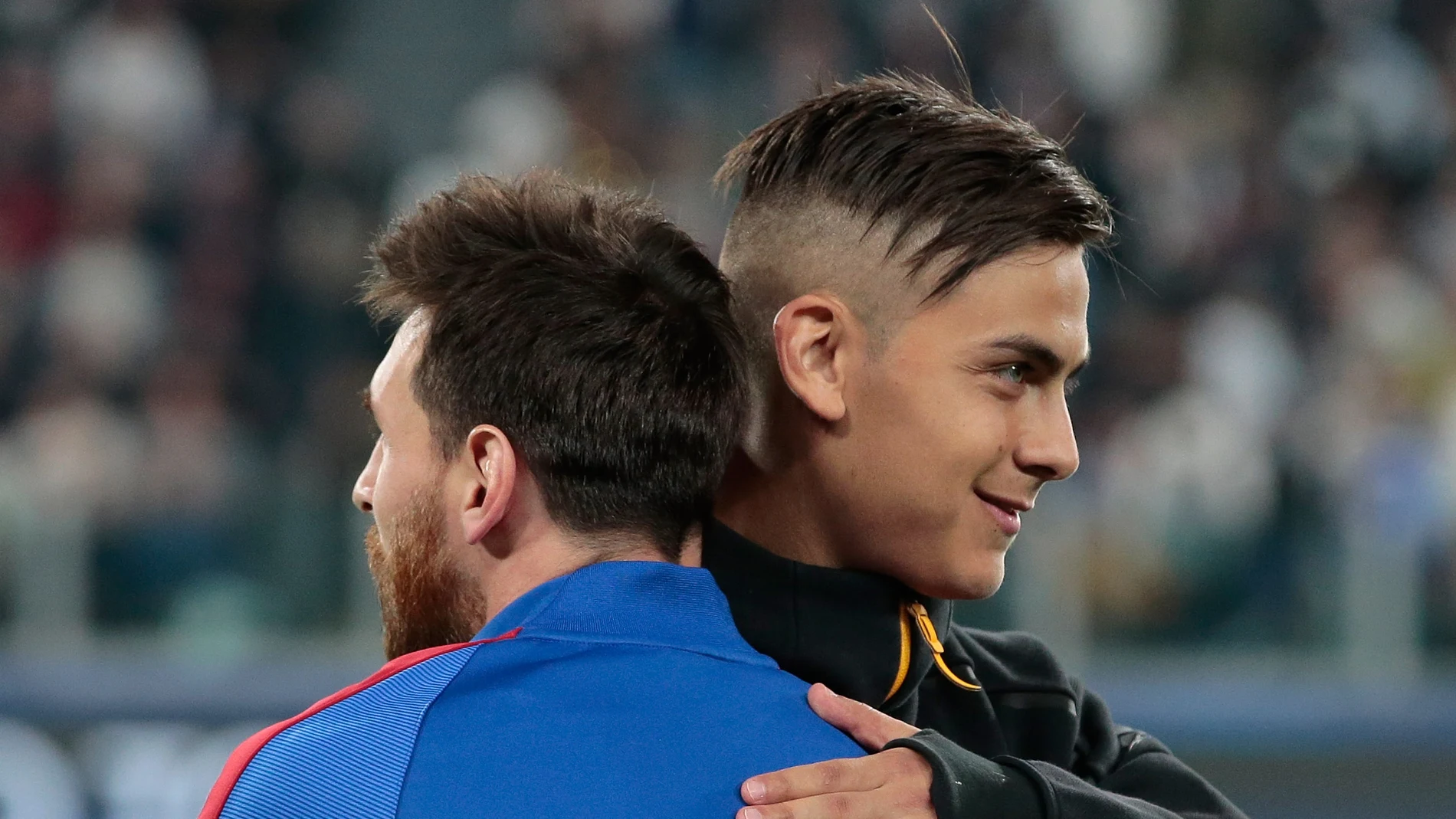 Messi y Dybala se saludan antes de un Barça - Juve