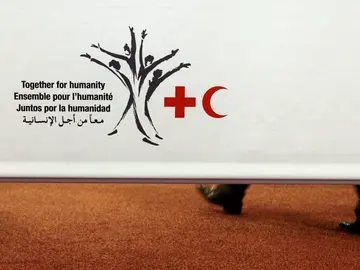 Cartel con el logo de la Conferencia Internacional de la Cruz Roja y la Media Luna Roja, en Ginebra, Suiza Cartel con el logo de la Conferencia Internacional de la Cruz Roja y la Media Luna Roja, en Ginebra, Suiza