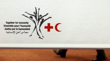 Cartel con el logo de la Conferencia Internacional de la Cruz Roja y la Media Luna Roja, en Ginebra, Suiza