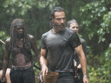 Una imagen mientras llueve en 'The Walking Dead' 