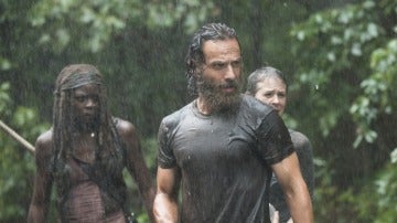 Una imagen mientras llueve en 'The Walking Dead'