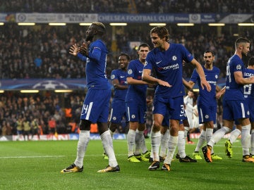 Los jugadores del Chelsea celebran el gol de Bakayoko contra el Qarabag