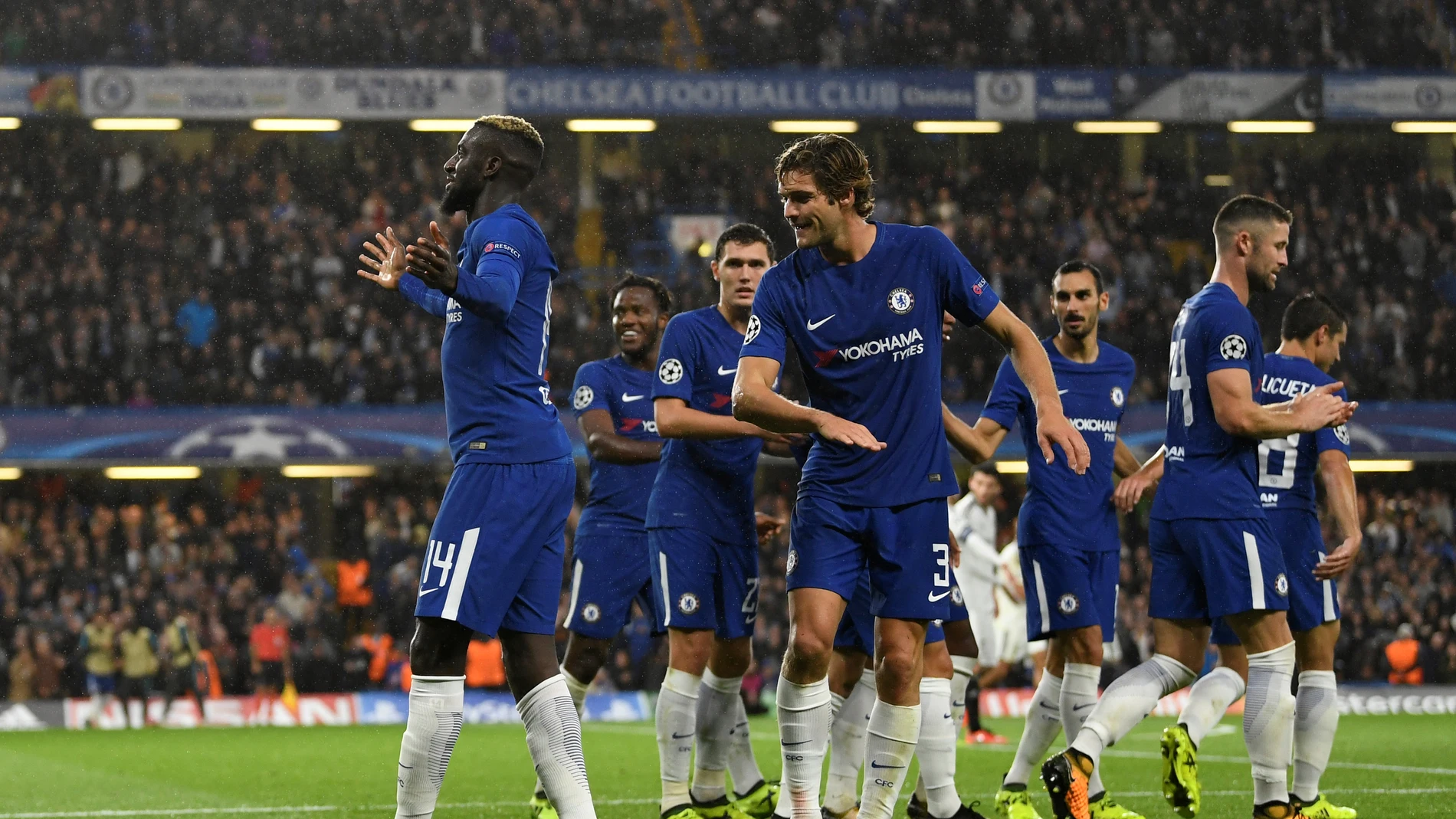 Los jugadores del Chelsea celebran el gol de Bakayoko contra el Qarabag