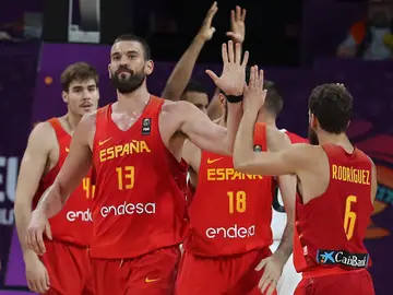 Marc Gasol celebra con sus compañeros una canasta ante Alemania Marc Gasol celebra con sus compañeros una canasta ante Alemania