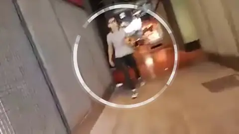 Nuevas imágenes y sonido de Younes, el autor material del atentado de Las Ramblas, justo después del atropello Nuevas imágenes y sonido de Younes, el autor material del atentado de Las Ramblas, justo después del atropello