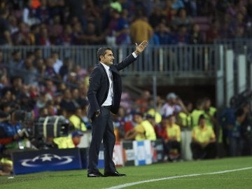 Ernesto Valverde da indicaciones desde la banda del Camp Nou