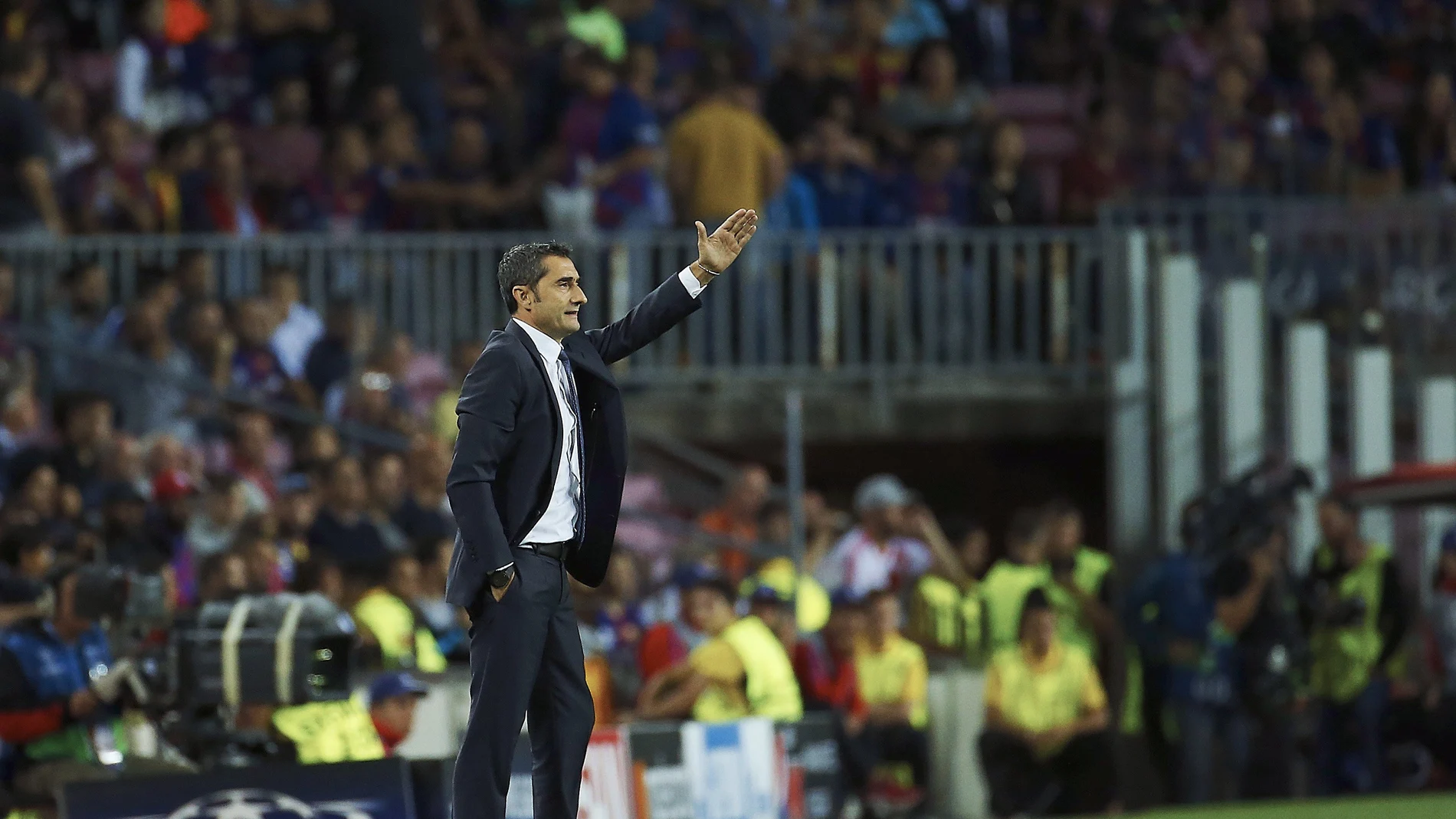 Ernesto Valverde da indicaciones desde la banda del Camp Nou
