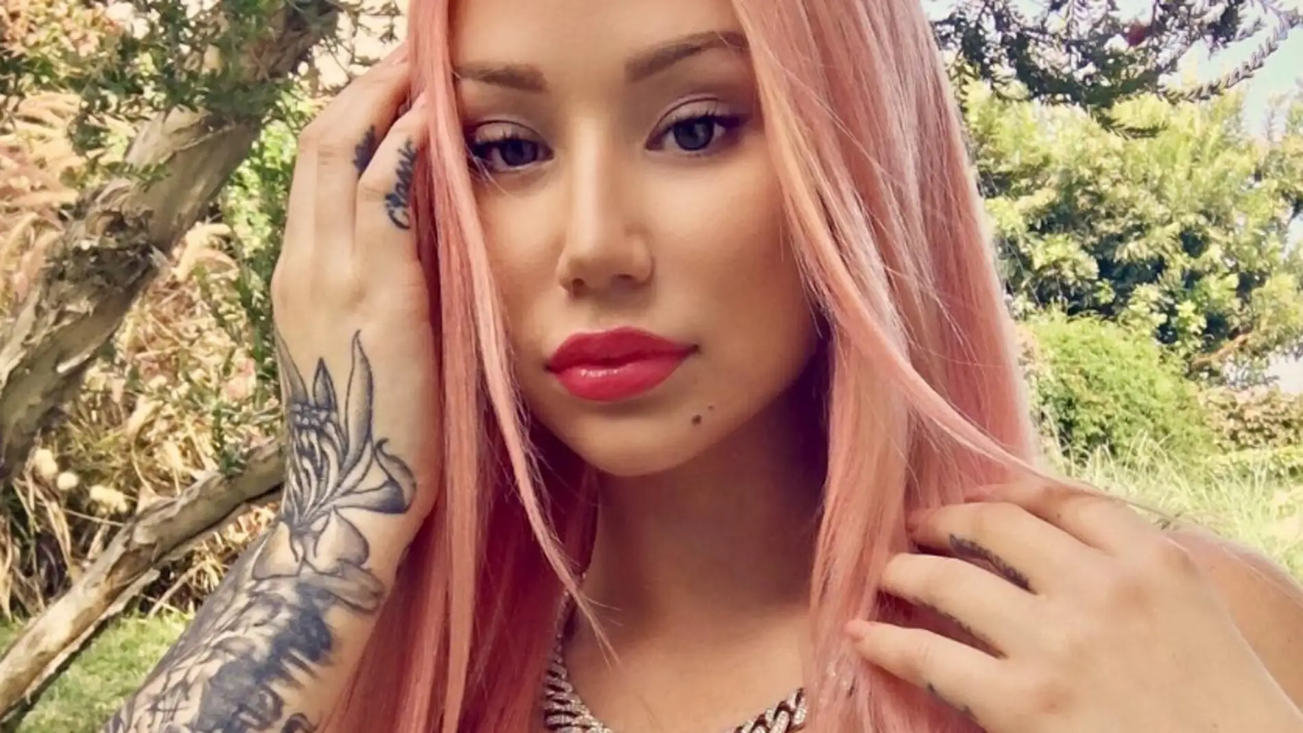 Iggy Azalea ha cambiado su rubia melena por el rosa