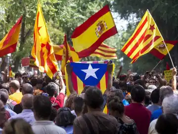 Banderas catalana, española y estelada mezcladas durante una manifestación Banderas catalana, española y estelada mezcladas durante una manifestación