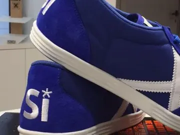 Las zapatillas customizadas que pidió PdeCat Las zapatillas customizadas que pidió PdeCat