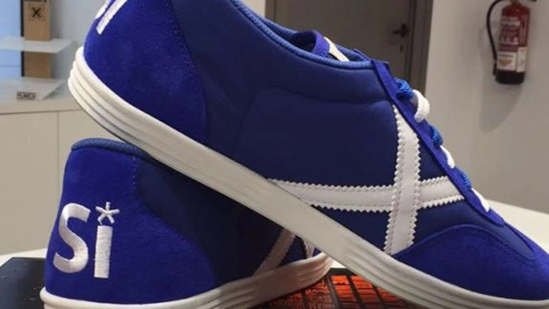 Las zapatillas customizadas que pidió PdeCat Las zapatillas customizadas que pidió PdeCat
