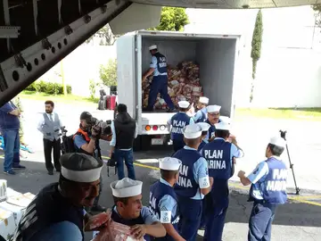 Helicóptero con ayuda para víctimas del sismo se desploma en el sur de México Helicóptero con ayuda para víctimas del sismo se desploma en el sur de México