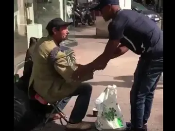 Patrice Evra reparte comida entre los más necesitados en Marsella Patrice Evra reparte comida entre los más necesitados en Marsella