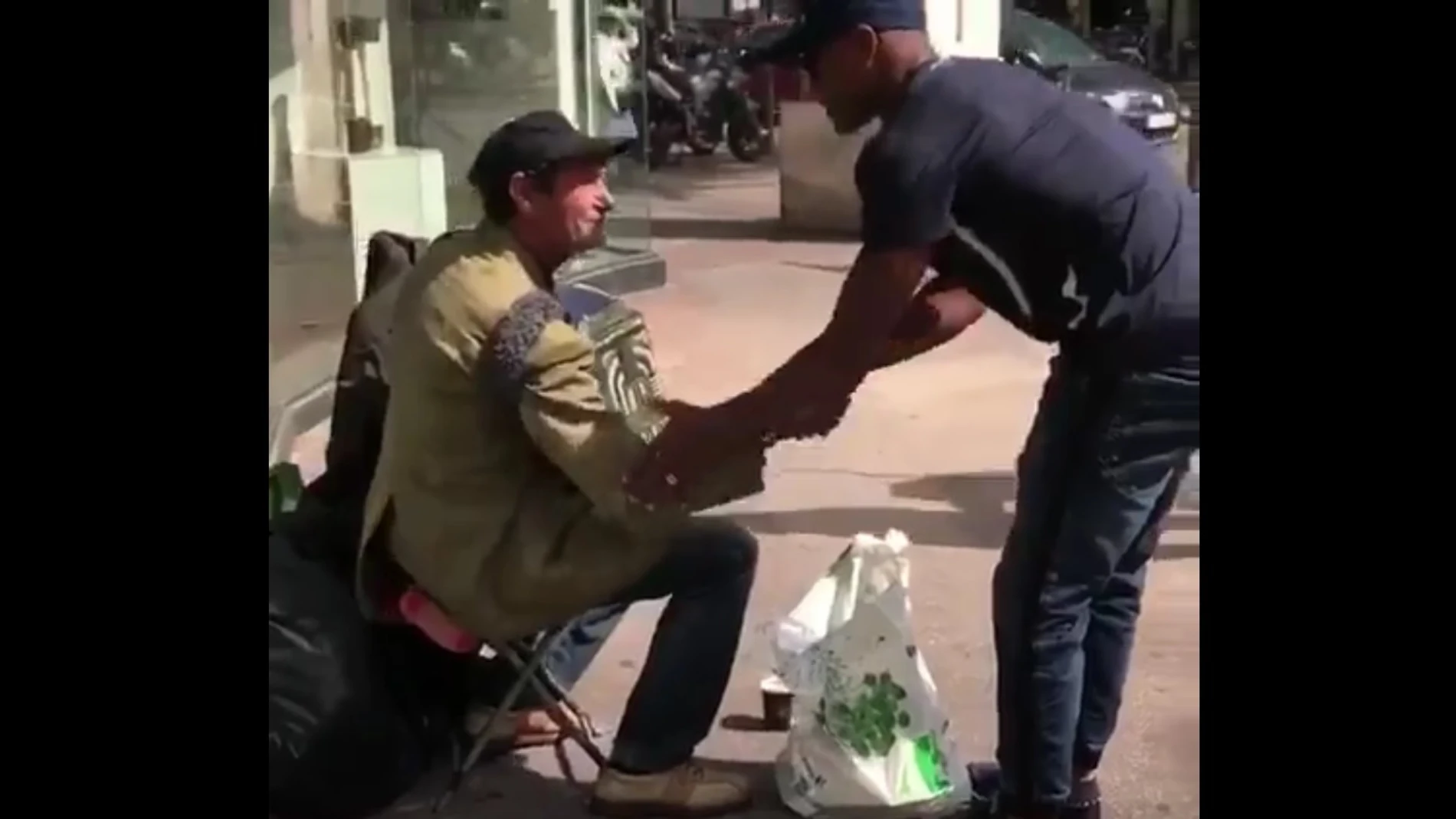 Patrice Evra reparte comida entre los más necesitados en Marsella Patrice Evra reparte comida entre los más necesitados en Marsella