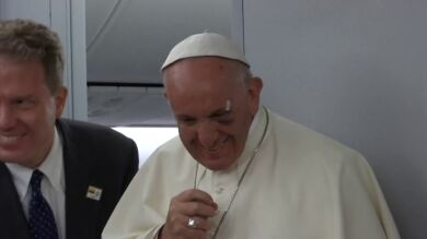 El Papa Francisco bromea sobre su golpe: 