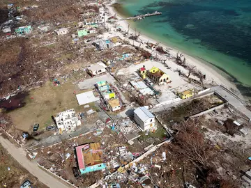 Vista desde el aire de los daños causados por el huracán Irma en Tortola, Islas Vírgenes Británicas Vista desde el aire de los daños causados por el huracán Irma en Tortola, Islas Vírgenes Británicas