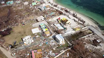 Vista desde el aire de los daños causados por el huracán Irma en Tortola, Islas Vírgenes Británicas Vista desde el aire de los daños causados por el huracán Irma en Tortola, Islas Vírgenes Británicas