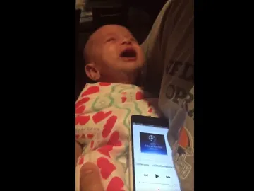 El bebé que deja de llorar al escuchar el himno de la Champions El bebé que deja de llorar al escuchar el himno de la Champions