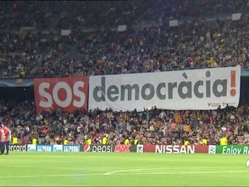 El Camp Nou, escenario político en el Barça-Juve: pancartas, gritos de Independencia, pitos al himno...